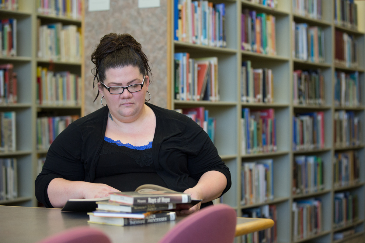 A woman using the Chemeketa library